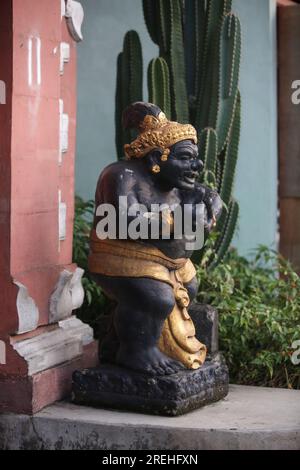 Statue balinaise à côté de la porte de la maison traditionnelle Banque D'Images