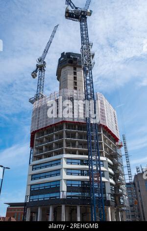 La construction de l'Octogone se poursuit qui, à 155 mètres, sera le plus haut bâtiment de Birmingham. Les 49 étages comprendront des appartements et un hôtel Banque D'Images