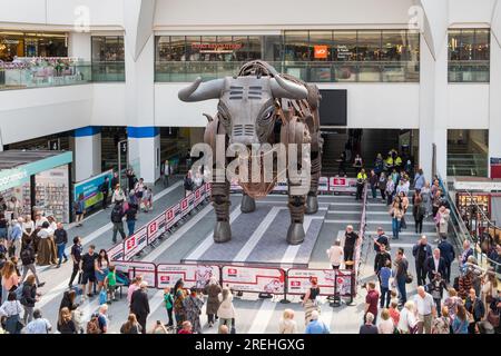 Ozzy le taureau qui était une caractéristique de la cérémonie d'ouverture des Jeux du Commonwealth de Birmingham est maintenant dans le hall à Birmingham New Street Station Banque D'Images