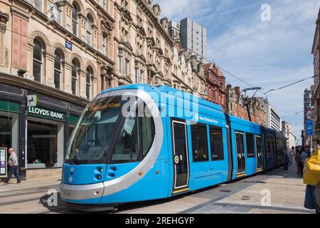 Tramway Midland Metro longeant Corporation Street dans le centre-ville de Birmingham Banque D'Images