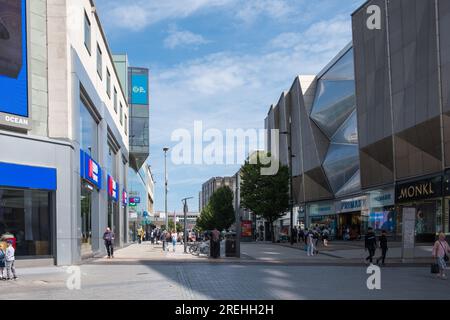 Les amateurs de shopping marchent le long de l'espace extérieur du centre commercial Bullring à Birmingham Banque D'Images