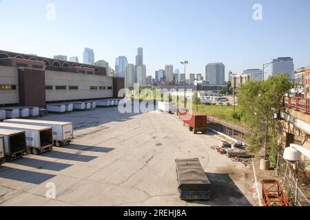 Le site de l'ancienne usine d'impression Chicago Tribune Freedom Center est vacant où un casino BallyÕs Chicago sera construit à River West, Chicago le 27 juillet 2023. BallyÕs est devenu le propriétaire de TribuneÕs lorsqu'elle a acheté le site de 30 acres pour 200 millions de dollars et a émis une cession-bail sur le terrain après qu'il a été approuvé par l'hôtel de ville de ChicagoÕs. Le casino devrait ouvrir en 2026. (Photos par : Alexandra Buxbaum/Sips USA) crédit : SIPA USA/Alamy Live News Banque D'Images