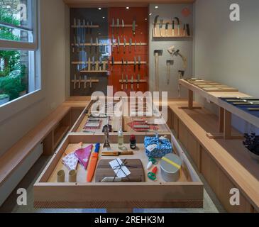 Intérieur de la boutique montrant des vitrines sur mesure. Niwaki Store Londres, Londres, Royaume-Uni. Architecte : Jones Neville, 2021. Banque D'Images