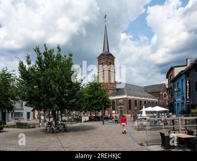 Rumst, province d'Anvers, Belgique, 30 juin 2023- la place principale du village et l'église de Niel-Rumst Banque D'Images