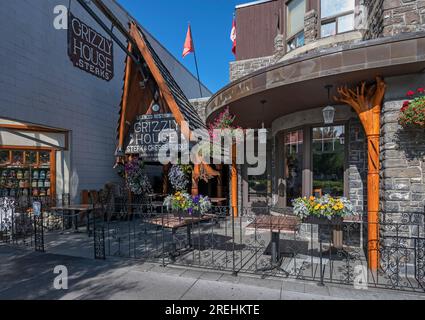 Banff, Albert, Canada – 27 juillet 2023 : extérieur du restaurant Grizzly House sur l’avenue Banff Banque D'Images