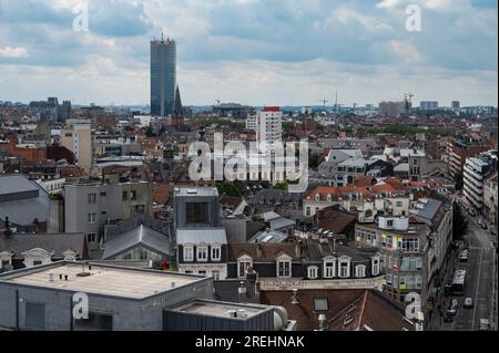 Centre-ville de Bruxelles, Belgique, le 20 juillet 2023 - vue panoramique en grand angle sur le sud de Bruxelles avec la Tour Pension en arrière-plan Banque D'Images