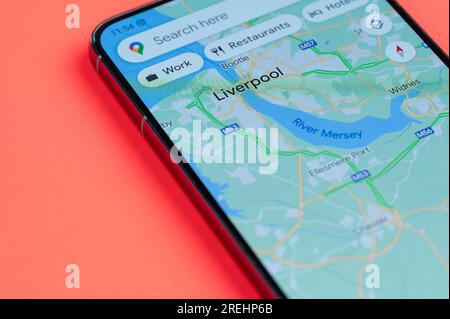 New York, USA - 21 juillet 2023 : carte des embouteillages à Liverpool sur écran smartphone vue rapprochée avec fond rouge Banque D'Images