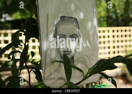 Londres, Royaume-Uni. 28 juillet 2023. Les fans rendent hommage à la chanteuse primée Sinead O'Connor au London Irish Center à Camden, au nord de Londres, y compris une carte qui l'a saluée comme une «princesse guerrière». La légende irlandaise Sinéad O'Connor est décédée le mercredi 26 juillet 2023 à l'âge de 56 ans après avoir été trouvée "insensible" à une adresse résidentielle dans le quartier SE24 de Londres. Crédit : Waldemar Sikora/Alamy Live News Banque D'Images