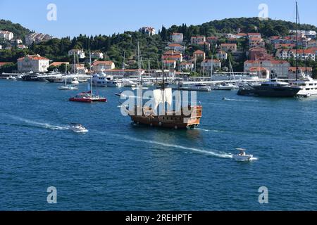 Le port de Gruž est la principale entrée maritime de Dubrovnik, un port très fréquenté pour les yachts, les ferries et les bateaux de croisière visitant la vieille ville historique Banque D'Images