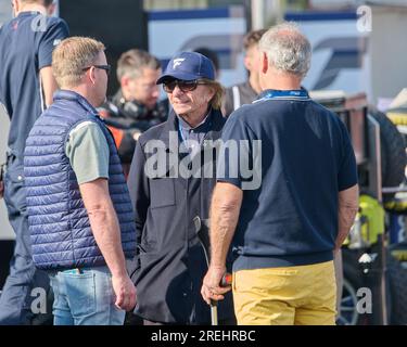22.05.2023. Montmelo, Espagne, Emersson Fittialdi bavarde avec des gens au milieu du paddock Banque D'Images