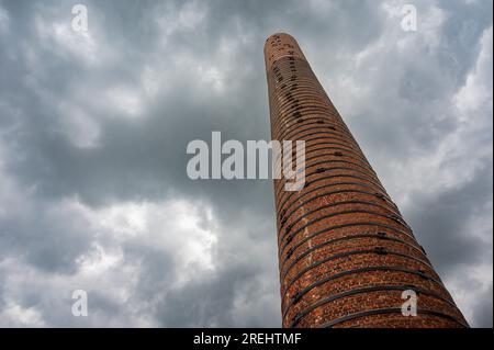 Rumst, province d'Anvers, Belgique, 30 juin 2023 - vue à faible angle sur une cheminée en pierre haute brique d'une usine de pierre Banque D'Images