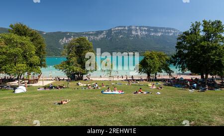 Sougey Plage au bord du lac d'Aiguebelette, lac naturel connu pour sa couleur bleu-vert, situé sur la commune d'Aiguebelette-le-lac. Banque D'Images