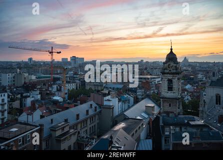 Centre-ville de Bruxelles, Belgique, 20 juillet 2023 - coucher de soleil coloré sur la vieille ville avec églises et toits Banque D'Images