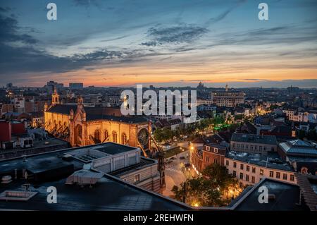 Centre-ville de Bruxelles, Belgique, 20 juillet 2023 - coucher de soleil coloré sur la vieille ville avec l'église Sainte Catherine et les toits Banque D'Images