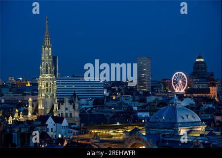 Centre-ville de Bruxelles, Belgique, 20 juillet 2023 - vue panoramique sur la vieille ville et la tour de l'hôtel de ville pendant l'heure bleue Banque D'Images