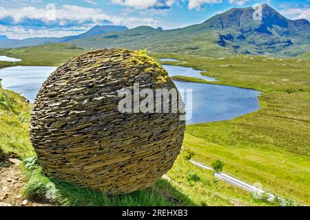 Knockan Crag West Highlands Geopark Écosse vue estivale de la sculpture Globe de Joe Smith Banque D'Images