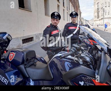 Milan, Italie - 20 mai 2017 : les officiers des Carabinieri (anciennement Arma dei Carabinieri) se tiennent devant le Duomo di Milano avec leurs motos. Banque D'Images