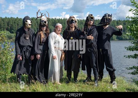 RÉGION DE TVER, RUSSIE - 22 JUILLET 2023 : fille en costume médiéval avec un groupe de 'YARuGA' Banque D'Images