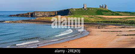 Une vue sur une journée ensoleillée en été regardant à travers Embleton Bay jusqu'au château de Dunstanburgh dans le Northumberland, Angleterre, Royaume-Uni Banque D'Images