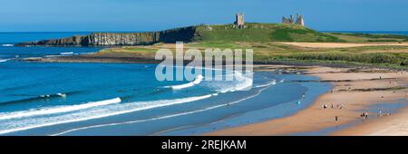 Une vue sur une journée ensoleillée en été regardant à travers Embleton Bay jusqu'au château de Dunstanburgh dans le Northumberland, Angleterre, Royaume-Uni Banque D'Images