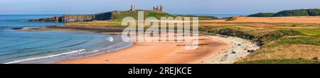 Une vue sur une journée ensoleillée en été regardant à travers Embleton Bay jusqu'au château de Dunstanburgh dans le Northumberland, Angleterre, Royaume-Uni Banque D'Images