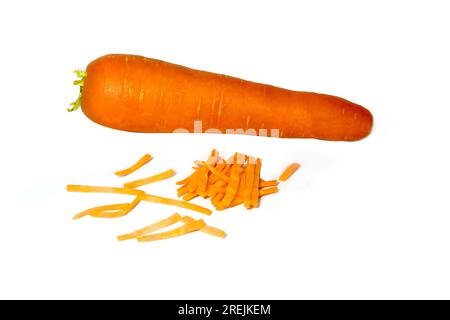 Carotte vegan isolé sur fond blanc. délicieux bâtonnets de racines de fruits vitamine végétarienne de régime. Banque D'Images