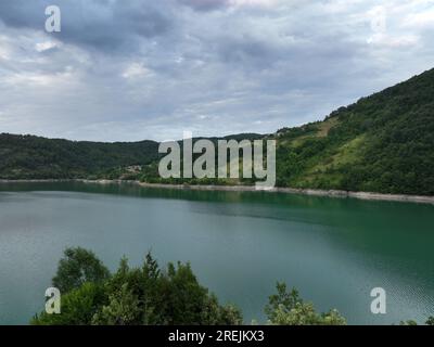 Vue aérienne od énorme rivière et barrage, barrage Banque D'Images