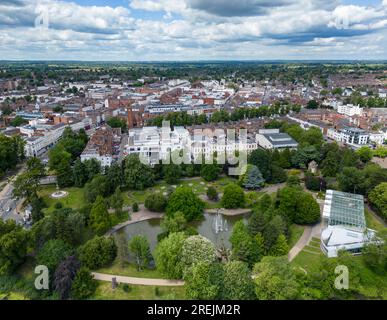 Vue aérienne du Royal Leamington Spa avec Jephson Gardens au premier plan, Warwickshire, Angleterre Banque D'Images