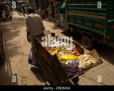Scène de rue à Sangatrashan Bazar, New Delhi, Inde Banque D'Images