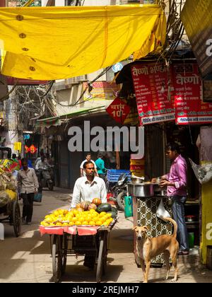 Scène de rue à Sangatrashan Bazar, New Delhi, Inde Banque D'Images