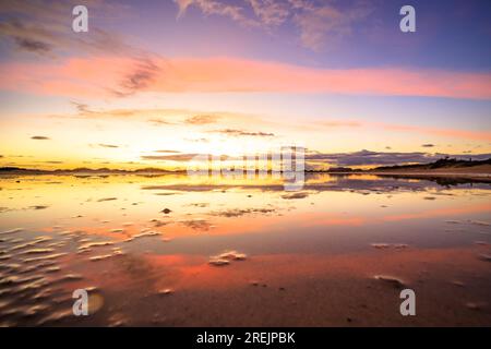 Lever ou coucher de soleil à Fuerteventura Îles Canaries. Sur la plage avec pierres et longue exposition. lumière unique. Pure sensation de vacances. nuages fins Banque D'Images