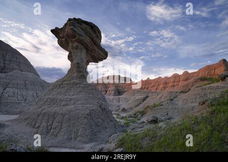Tôt le matin, les nuages passent au-dessus du grand hoodoo connu sous le nom de Toadstool Rock près de Norbeck Pass dans le parc national des Badlands du Dakota du Sud. Banque D'Images