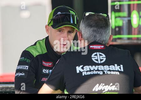 05.06.2023. Montmelo, Espagne, Jonathan Rea bavarde devant l’hospitalité kawasaki au catalunya GP 2023 Banque D'Images