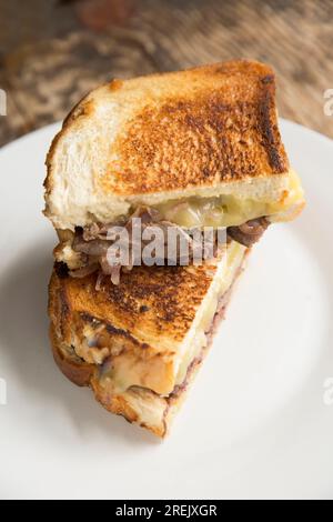 Toastie de pigeon, ou fonte, faite à partir de filets de pigeon blanc frits, de fromage et d'oignons rouges frits. Angleterre Royaume-Uni GB Banque D'Images