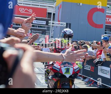 06.05.2023. Montmelo, Espagne, Alvaro Bautista serrant la main en arrivant au paddock après avoir gagné la course Banque D'Images