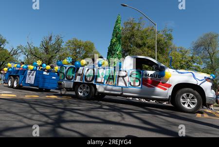 Davis, CA - avril 15 2023. Défilé de la Journée pique-nique à l'Université de Californie à Davis avec location de camions UHAUL Banque D'Images