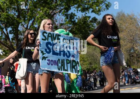 Davis, CA - avril 15 2023. Défilé de la Journée pique-nique à l'Université de Californie à Davis avec CALPIRG Save Our Oceans Banque D'Images