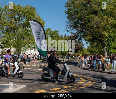 Davis, CA - avril 15 2023. Défilé de pique-nique à l'Université de Californie à Davis avec vélos HMP Banque D'Images