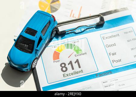 modèle de petite voiture et dessins de feuilles Banque D'Images