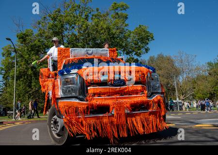 Davis, CA - avril 15 2023. Défilé de la Journée pique-nique à l'Université de Californie à Davis avec le camion de la communauté de retraite Banque D'Images