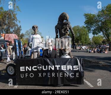 Davis, CA - avril 15 2023. Défilé du jour du pique-nique à l'Université de Californie à Davis avec Encounters UFO Experience Banque D'Images