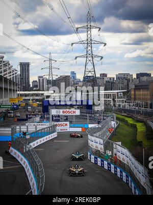 Stoffel Vandoorne de DS Penske (en bas), suivi par Nico Muller d’ABT Cupra (au centre) lors de l’entraînement 1 avant l’E-Prix Hankook London 2023 sur l’Excel circuit, Londres. Date de la photo : Vendredi 28 juillet 2023. Banque D'Images