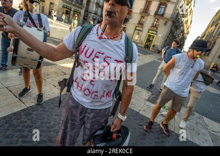 Barcelone, Espagne. 28 juillet 2023. Un sauveteur est vu portant un t-shirt avec le texte "nos droits sont noyés" pendant la manifestation à la porte principale de l'Hôtel de ville de Barcelone. Le personnel des sauveteurs des plages de Barcelone qui a contracté avec la société Aunar, un service externalisé par le conseil municipal de Barcelone, se sont réunis sur la Plaça de Sant Jaume pour commencer une grève illimitée afin d’améliorer leurs conditions de travail et exiger de meilleures infrastructures, équipements et l’expansion de l’escouade de sauveteurs. Crédit : SOPA Images Limited/Alamy Live News Banque D'Images