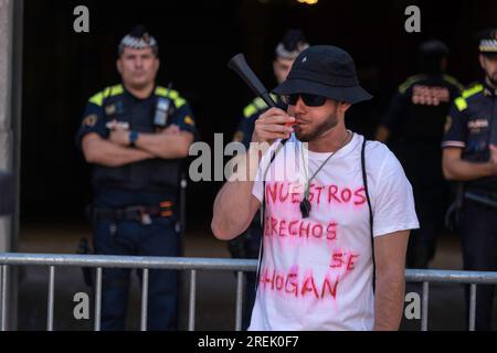 Barcelone, Espagne. 28 juillet 2023. Un sauveteur est vu portant un t-shirt avec le texte "nos droits sont noyés" pendant la manifestation à la porte principale de l'Hôtel de ville de Barcelone. Le personnel des sauveteurs des plages de Barcelone qui a contracté avec la société Aunar, un service externalisé par le conseil municipal de Barcelone, se sont réunis sur la Plaça de Sant Jaume pour commencer une grève illimitée afin d’améliorer leurs conditions de travail et exiger de meilleures infrastructures, équipements et l’expansion de l’escouade de sauveteurs. Crédit : SOPA Images Limited/Alamy Live News Banque D'Images