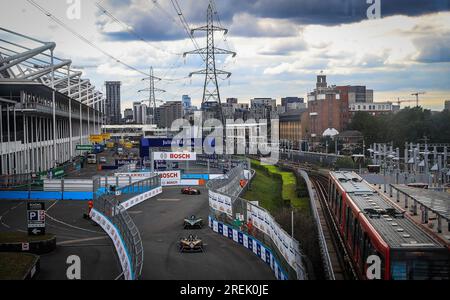 Stoffel Vandoorne de DS Penske (en bas), suivi par Nico Muller d’ABT Cupra (au centre) lors de l’entraînement 1 avant l’E-Prix Hankook London 2023 sur l’Excel circuit, Londres. Date de la photo : Vendredi 28 juillet 2023. Banque D'Images