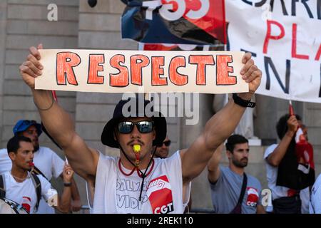 Barcelone, Espagne. 28 juillet 2023. Un sauveteur tient une pancarte pendant la manifestation à la porte principale de l'Hôtel de ville de Barcelone. Le personnel des sauveteurs des plages de Barcelone qui a contracté avec la société Aunar, un service externalisé par le conseil municipal de Barcelone, se sont réunis sur la Plaça de Sant Jaume pour commencer une grève illimitée afin d’améliorer leurs conditions de travail et exiger de meilleures infrastructures, équipements et l’expansion de l’escouade de sauveteurs. (Photo de Paco Freire/SOPA Images/Sipa USA) crédit : SIPA USA/Alamy Live News Banque D'Images