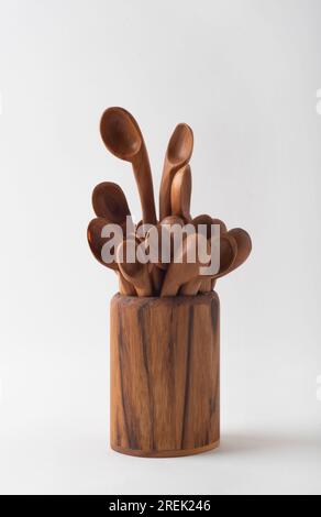 Cuillère de dégustation de cuisine en bois fait à la main, en bois de cerisier. Banque D'Images