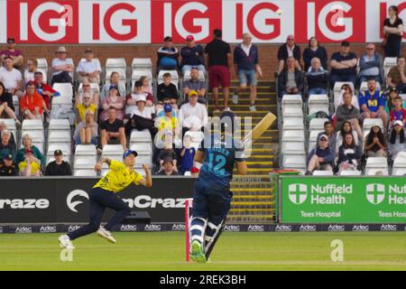 Chester le Street, 16 juin 2023. Haider Ali bat pour Derbyshire Falcons contre Durham Cricket dans un match de Vitality Blast à Seat unique Riverside, Chester le Street. Le joueur de terrain qui se déplace pour le terrain est Brydon Carse. Crédit : Colin Edwards Banque D'Images