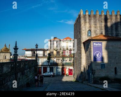 Porto, Portugal. 15 juin 2023. Vue générale de l'office de tourisme à côté de la cathédrale. Porto est la deuxième plus grande ville du Portugal et la capitale de la région du Nord, et un centre industriel et commercial animé. La ville est construite sur un terrain élevé surplombant le côté nord de l'estuaire du fleuve Douro, et son centre historique a été déclaré site du patrimoine mondial de l'UNESCO en 1996. (Photo Ana Fernandez/SOPA Images/Sipa USA) crédit : SIPA USA/Alamy Live News Banque D'Images