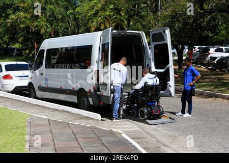 salvador, bahia, brésil - 29 juin 2023 : fourgonnette adaptée pour transporter des personnes handicapées en fauteuil roulant dans la ville de Salvador. Banque D'Images